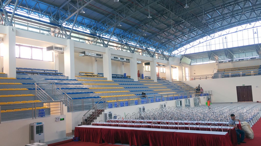 Không gian thi đấu trong nhà với sàn tập