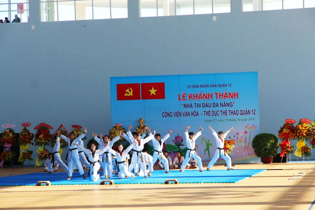 Thiết bị thể thao trong nhà thi đấu