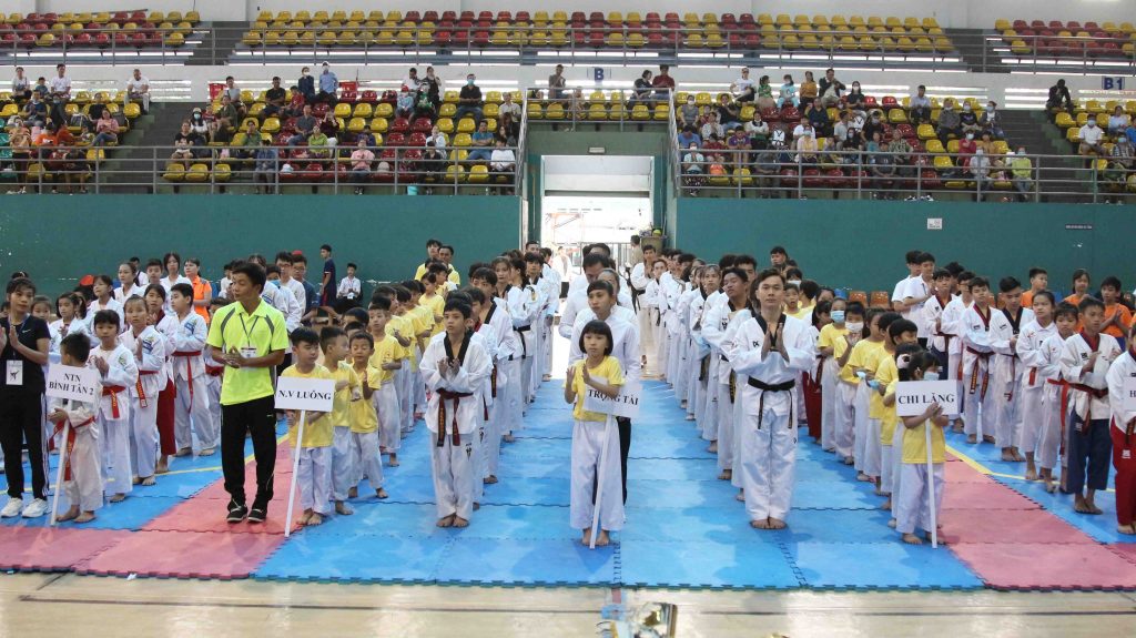 Thiếu niên tập taekwondo trong nhà thi đấu