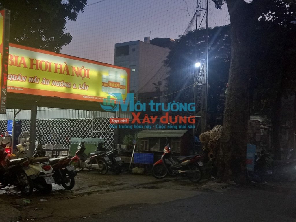 Không gian sân bóng ngoài trời