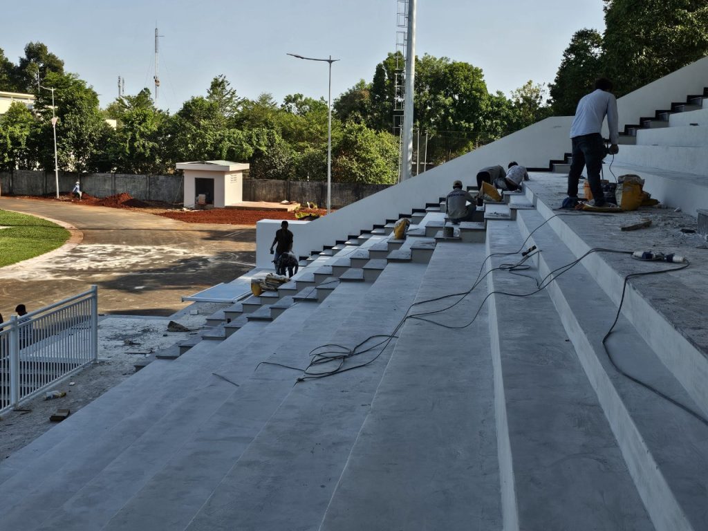 Toàn cảnh mặt sân và khán đài Bình Ba