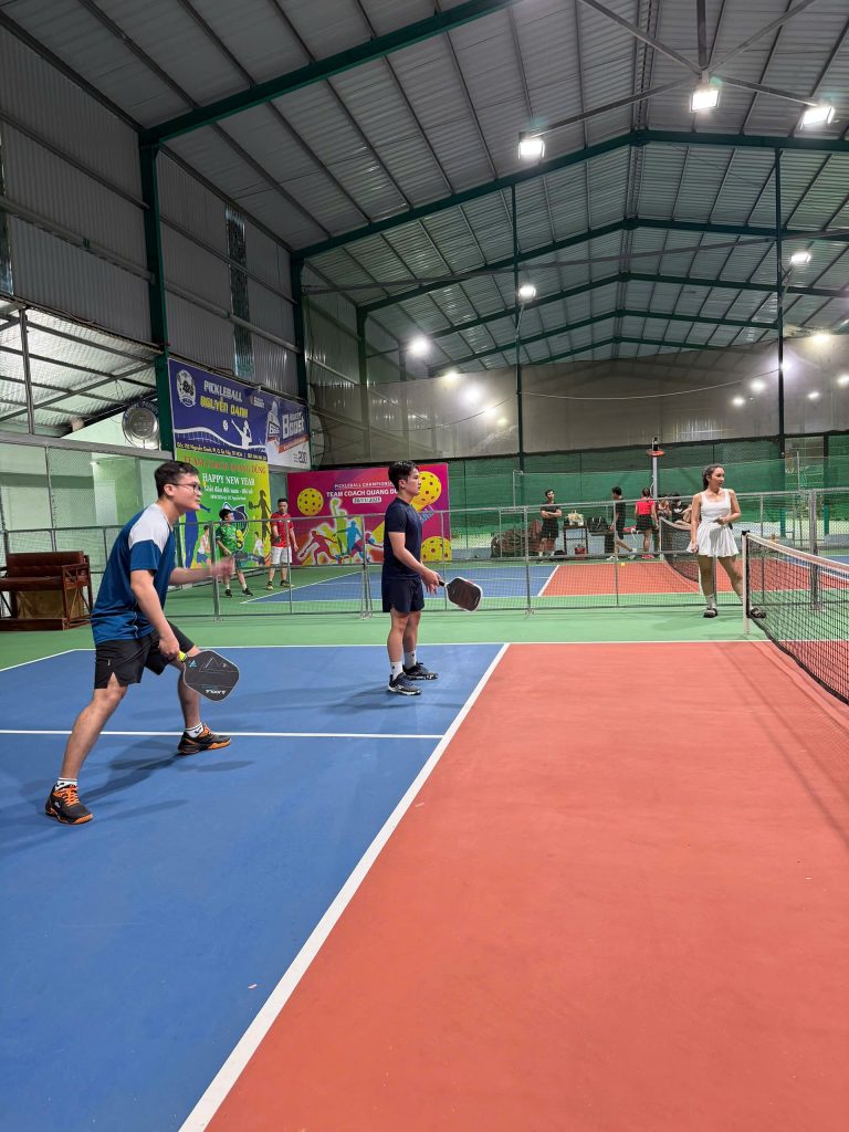 Chi tiết lưới và vạch kẻ sân pickleball